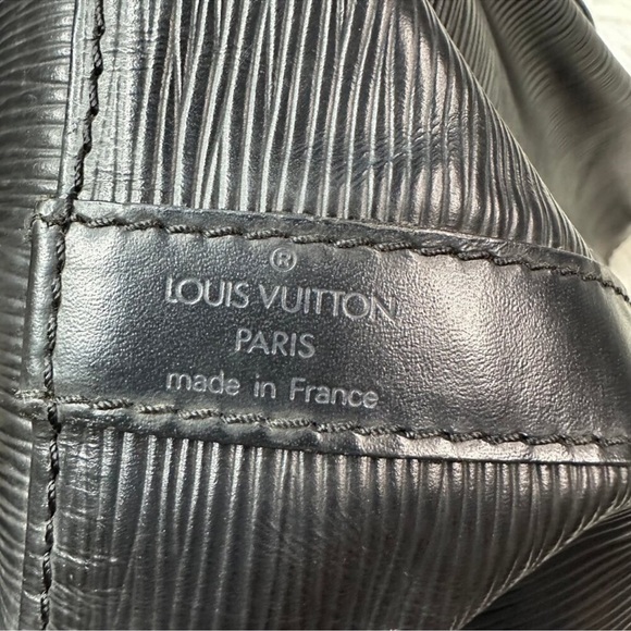 Authentic Louis Vuitton Epi Petit Noe Leather
Shoulder Bag - Picture 12 of 13